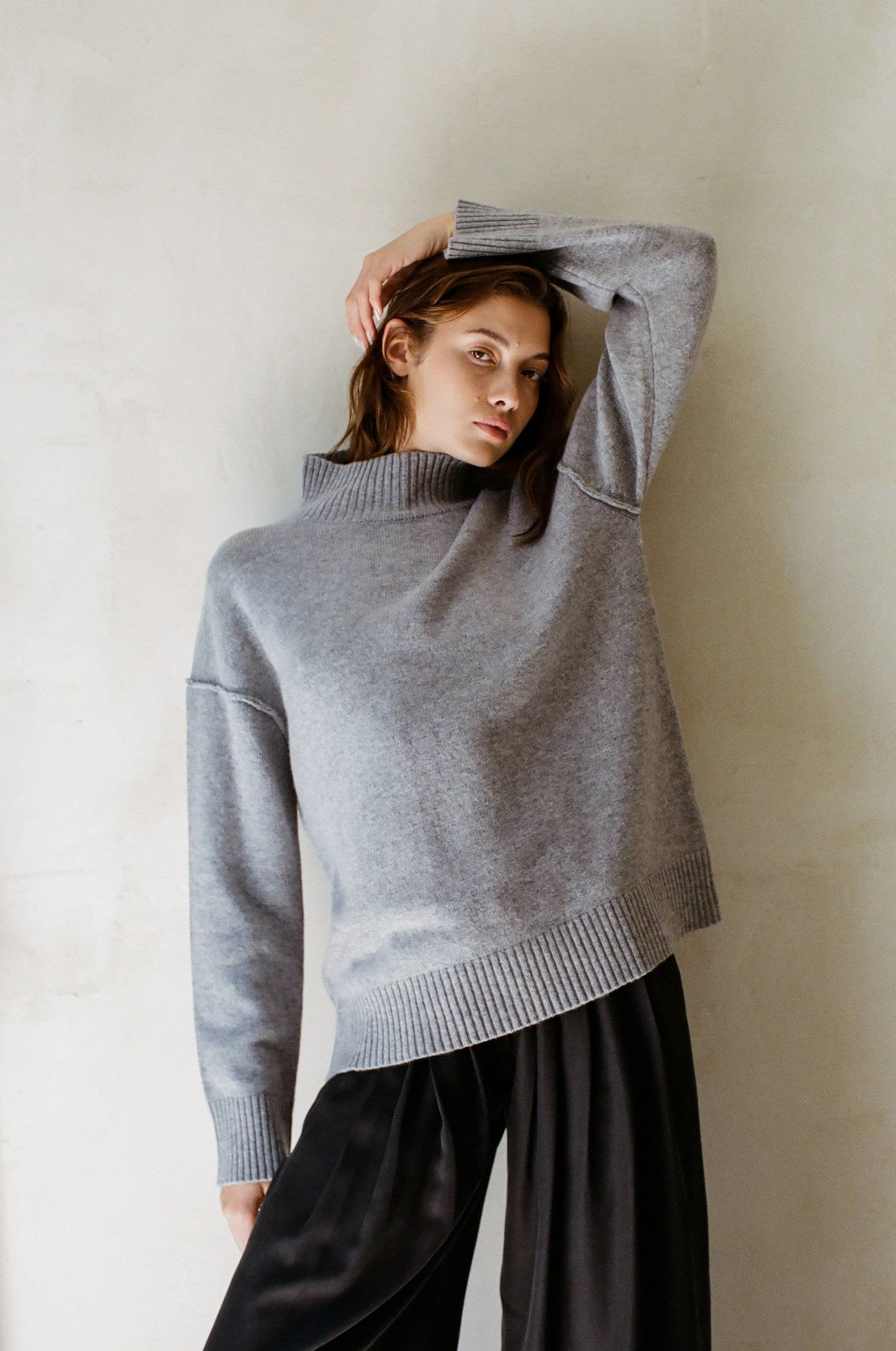 Grauer Oversize Pullover aus Wolle und Kaschmir