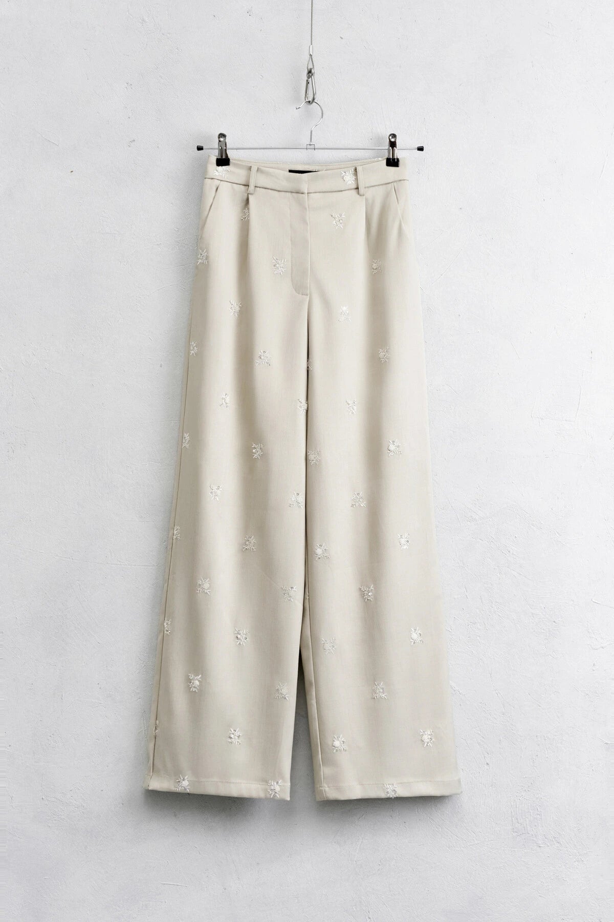 Hose mit Stickerei – Teil eines eleganten Sets