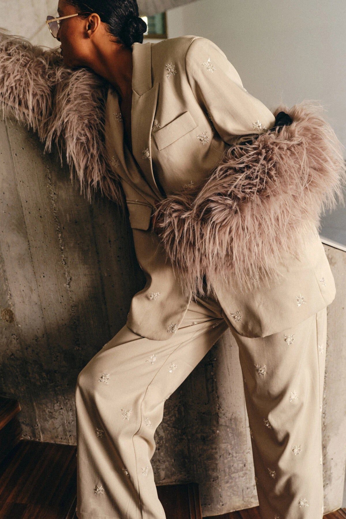 Weite beige Hose mit Stickerei und Pailletten