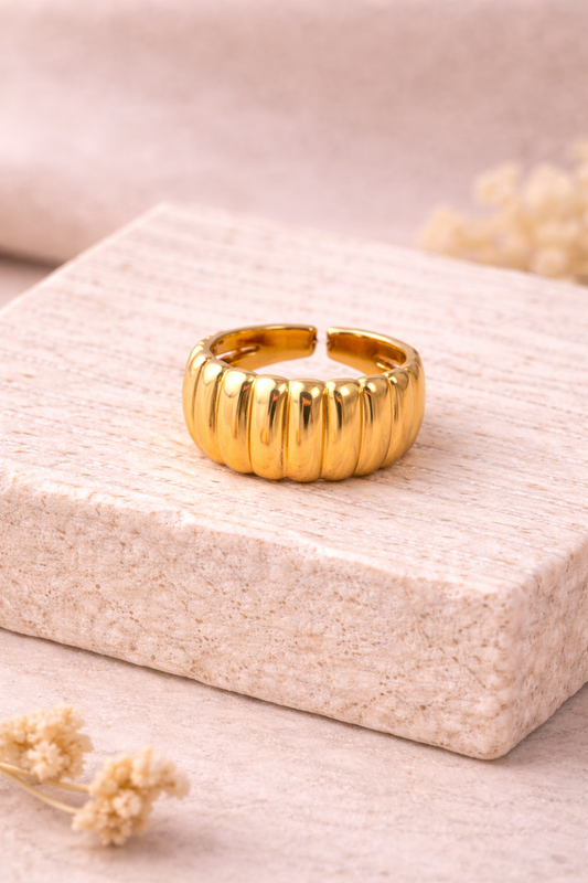 Goldener Statement Ring – gerippt & verstellbar