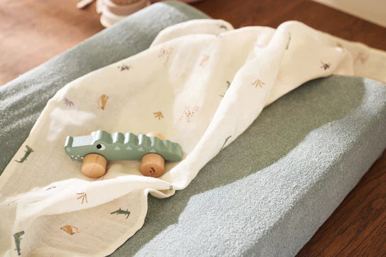 Das Holzspielzeug Krokodil auf Rädern ist ein tolles Geschenk für jedes Baby und ein wunderbarer Begleiter in den ersten Lebensjahren.
