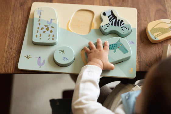 Entdecke die Welt des Dschungels mit dem „Jungle Jambo“-Holzpuzzle von Jollein – ein umweltfreundliches, pädagogisches Spielzeug für dein Kind.