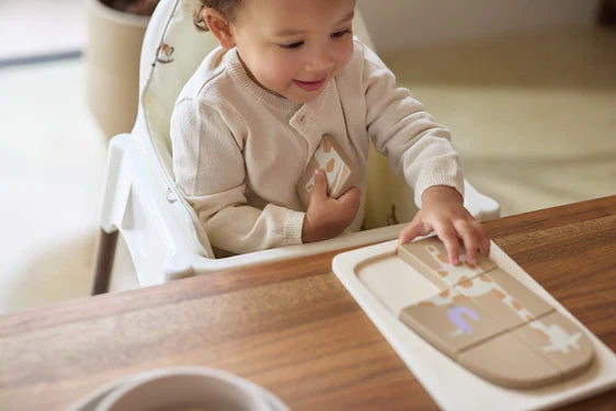 Mit bunten, einfach zu greifenden Teilen – das Holzpuzzle „Giraffe“ unterstützt dein Baby beim Erlernen erster Puzzle-Techniken.
