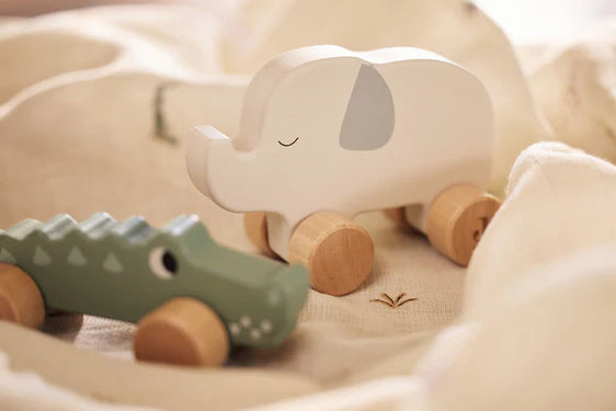 Der „Jungle Jambo“ Elefant aus Holz auf Rädern von Jollein ist ein bezauberndes Spielzeug, das die Fantasie deines Babys anregt.