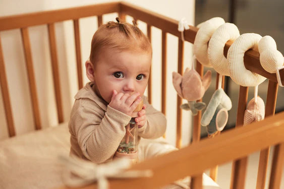 Spielzeugspirale dekorativ in einem Babyzimmer platziert