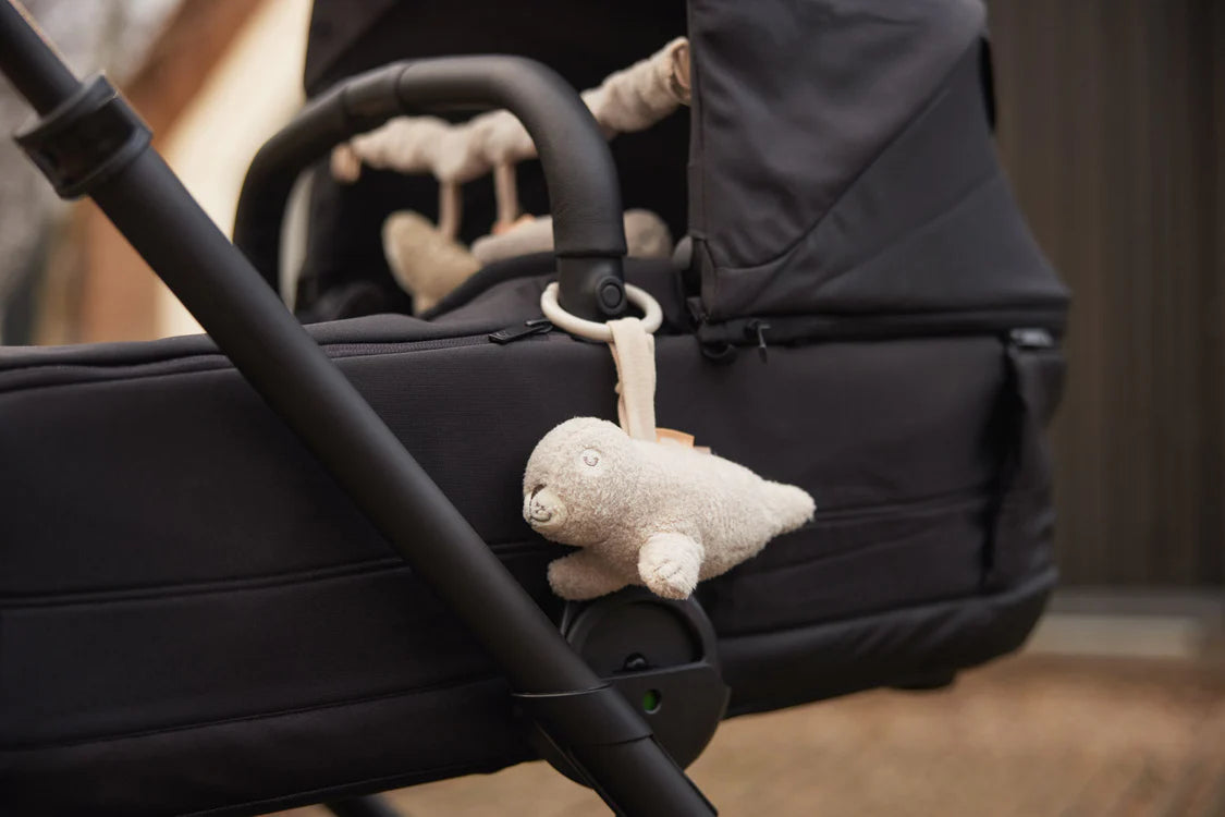 Der „Deepsea Seal“ Kinderwagen-Anhänger von Jollein – Ein niedlicher Begleiter für unterwegs.