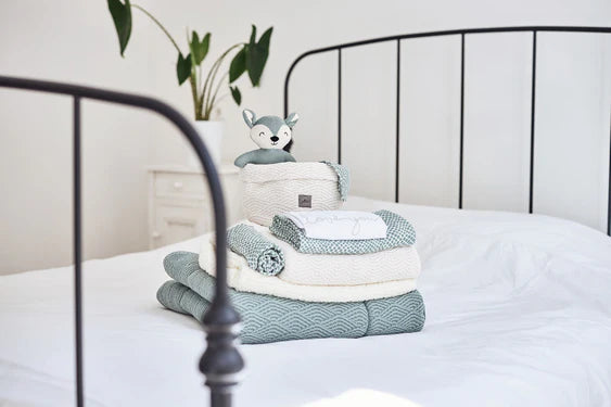 Jersey Babydecke Wieg ohne Farbe – weiche, stilvolle Decke für das Babybett oder den Kinderwagen in sanften, natürlichen Tönen.