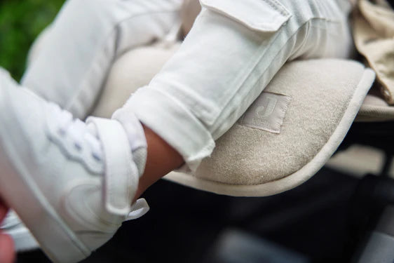 Weiche und atmungsaktive Frottee-Sitzauflage für den Buggy – ideal für Babys empfindliche Haut.