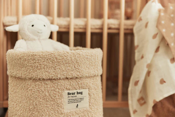 Das Kuscheltier Lamm von Jollein ist weich und flauschig – der ideale Kuschelpartner für dein Baby.