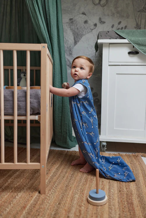Der praktische Schlafsack "Jersey Giraffe" von Jollein in Jeansblau hält dein Baby warm und sicher in der Nacht, ohne dass es sich aufdeckt.