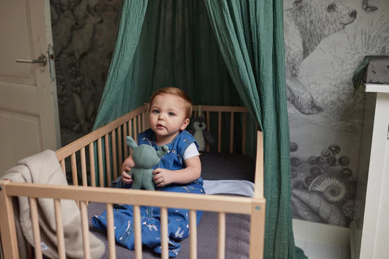 Der süße Giraffenprint auf dem Schlafsack sorgt nicht nur für Komfort, sondern auch für einen verspielten Look, der perfekt in jedes Babyzimmer passt.