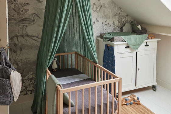 Der "Jersey Giraffe" Schlafsack in Jeansblau ist ideal für dein Baby, um bequem und sicher in eine gute Nacht zu schlummern.