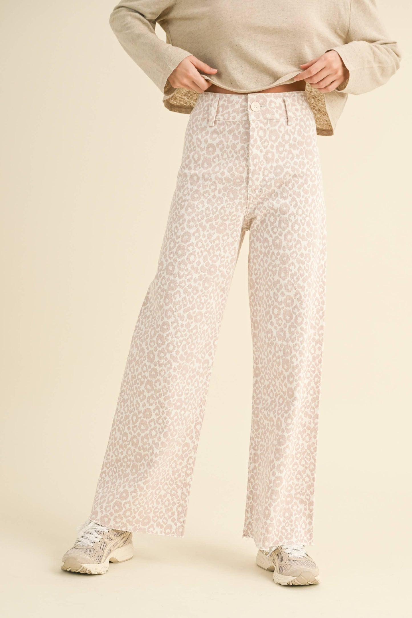 Wide-Leg-Jeans mit rosafarbenem Leoparden-Muster – der perfekte Mix aus Komfort und trendigem Design.