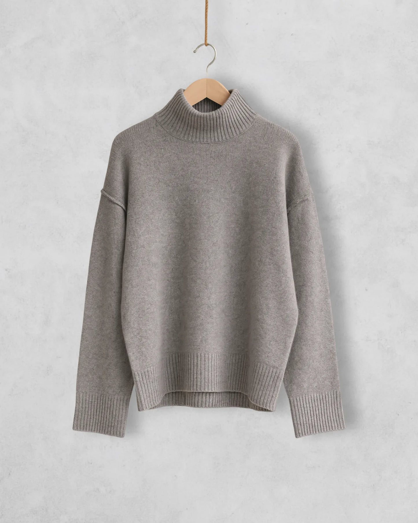 Lockerer Kaschmirpullover in klassischem Grau