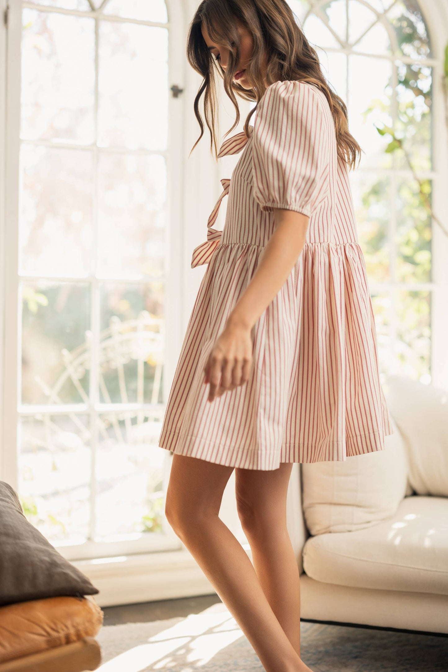 Gestreiftes Kleid mit Schleifendetails und kurzen Puffärmeln - Elli by Lena & Lisa