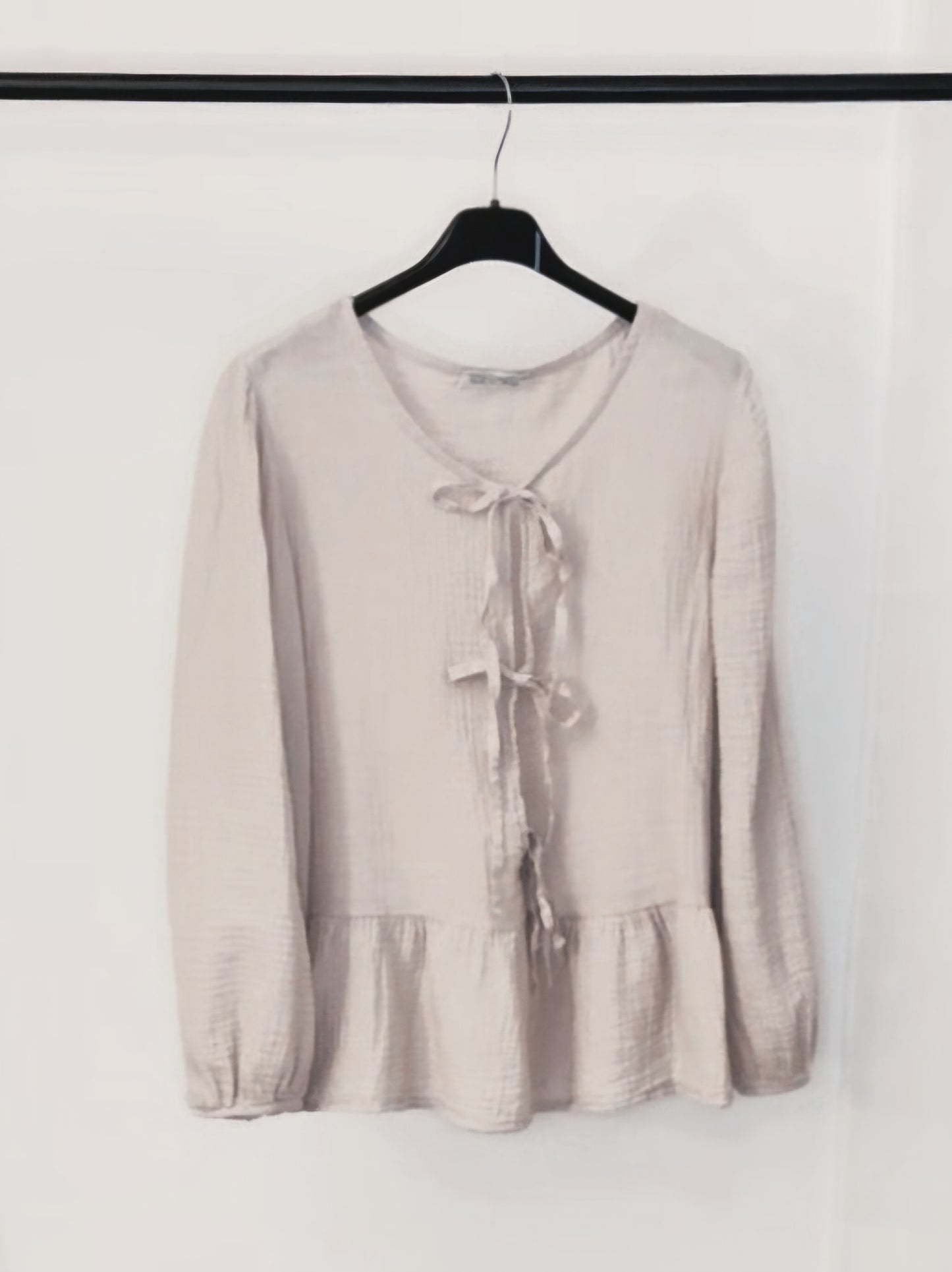 Musselinbluse in beige auf Bügel