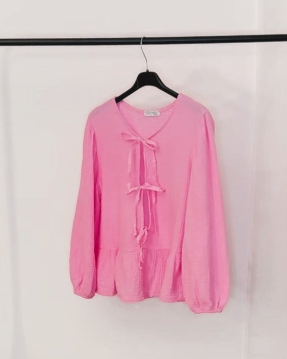 Musselinbluse in rosa auf Bügel