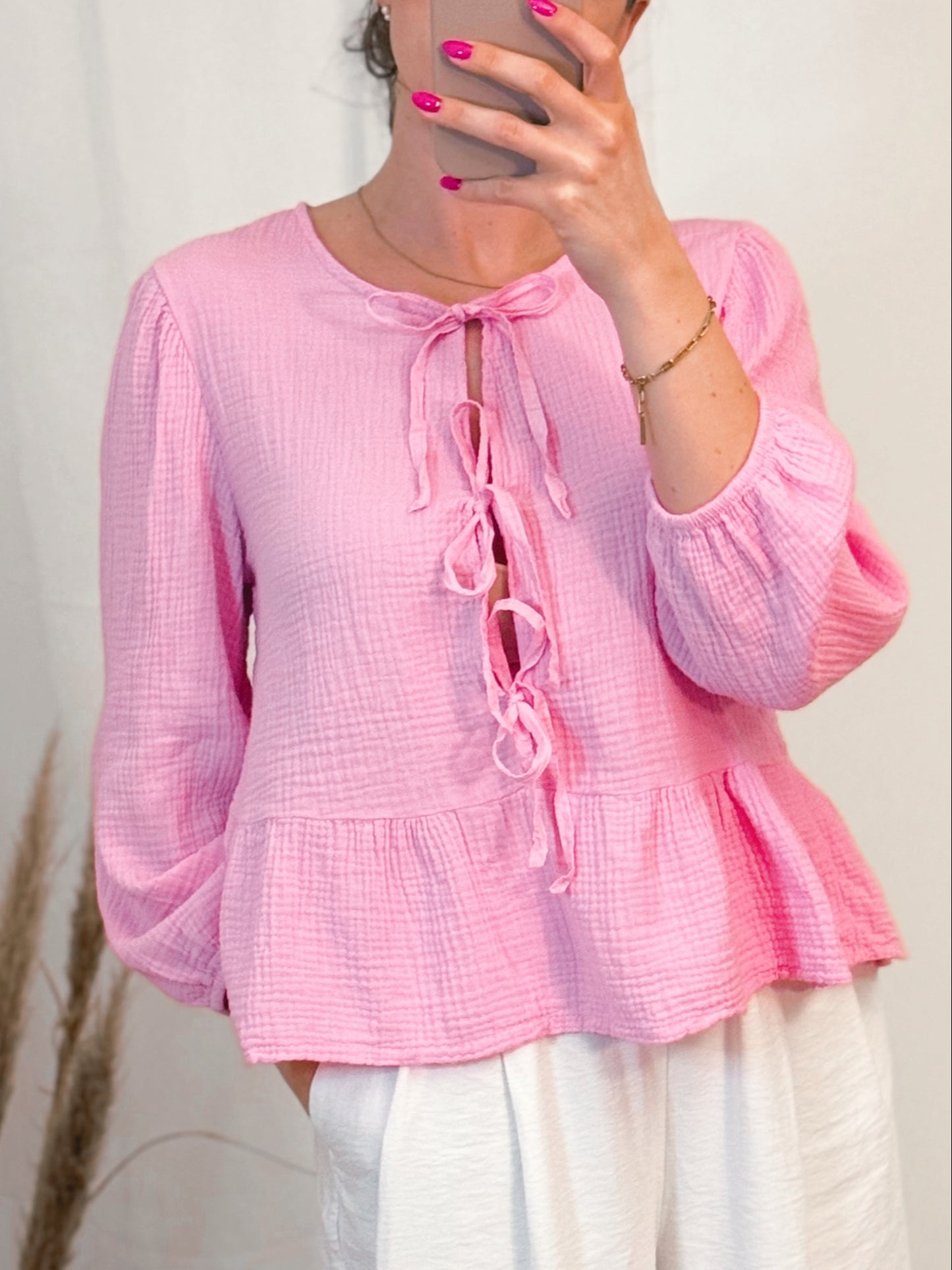 Rosa Musselinbluse mit Schleifenverschluss und lockerer Passform