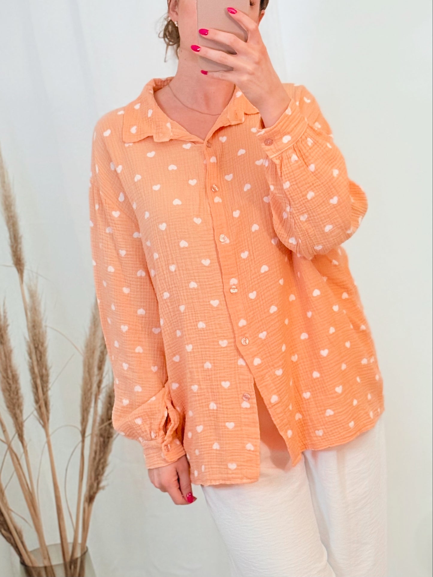 Lachsfarbene Musselinbluse mit Herzchenprint und lockerer Passform.