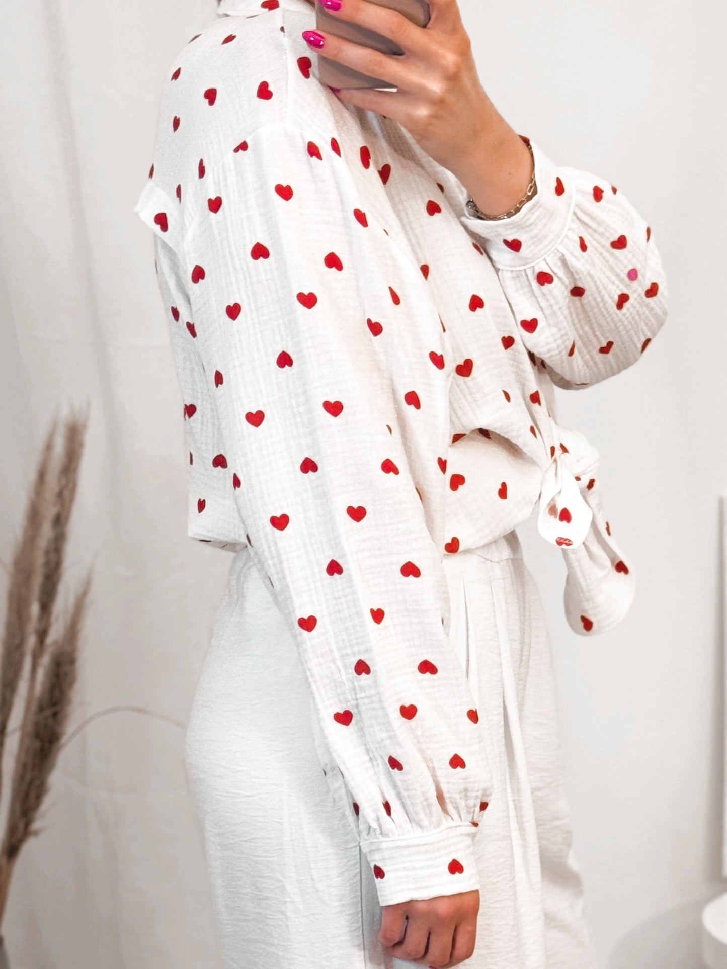Sommerliche Musselinbluse mit Herzprint – Farbe Weiß, locker geschnitten.