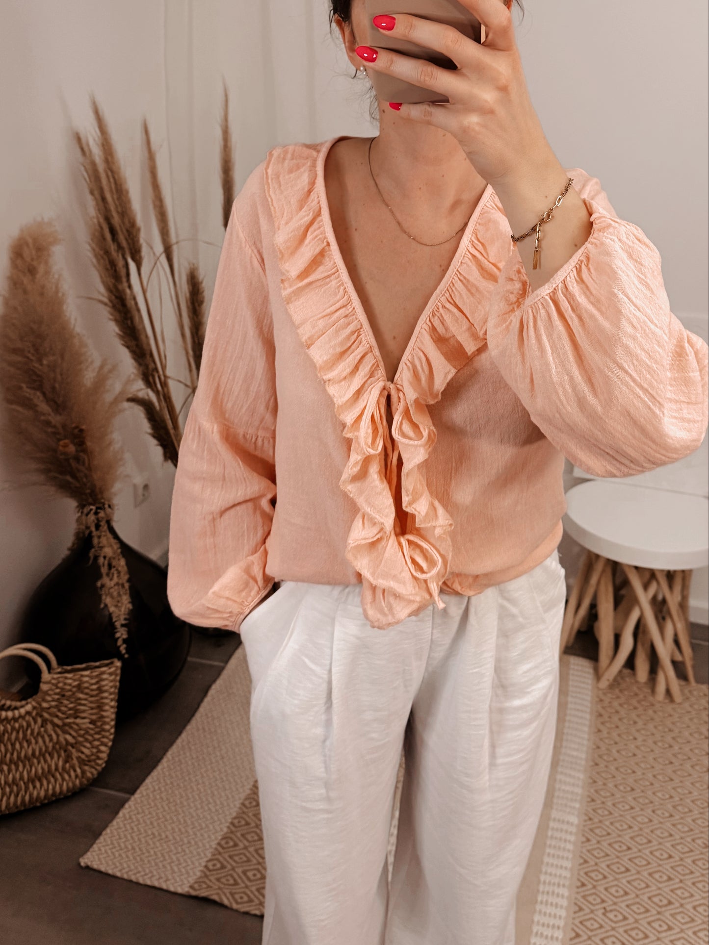 Verspielte Viskosebluse in Lachs mit Volantdetails