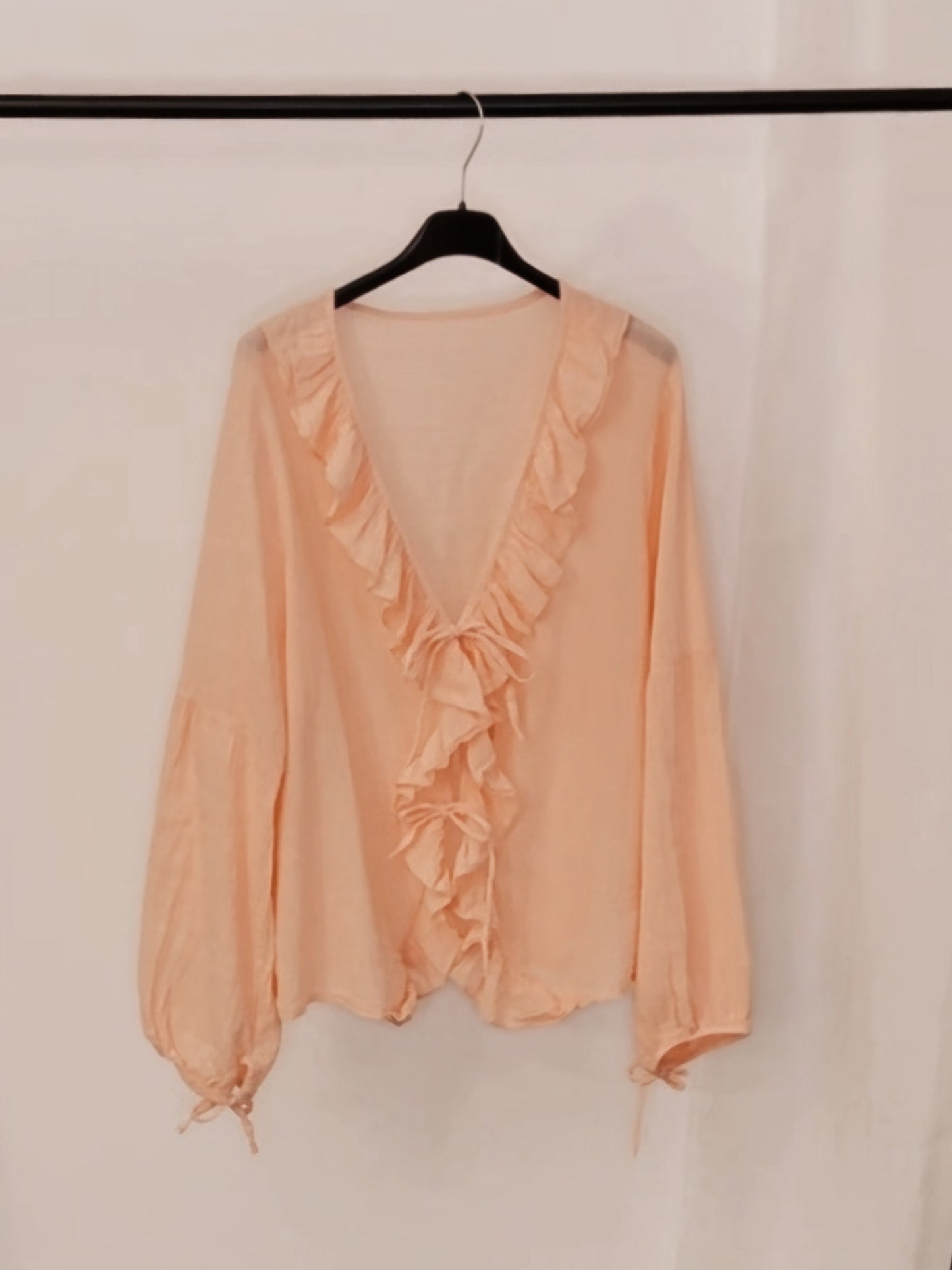 Lachsfarbene Volant-Bluse aus Viskose