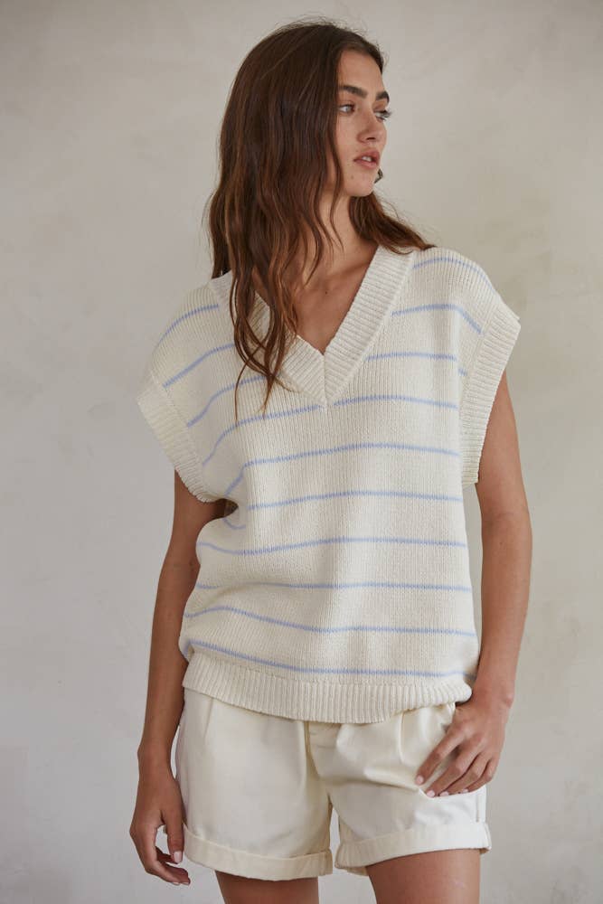 Beigefarbene Strickweste aus 100 % Baumwolle mit blauen Streifen - Elli by Lena & Lisa