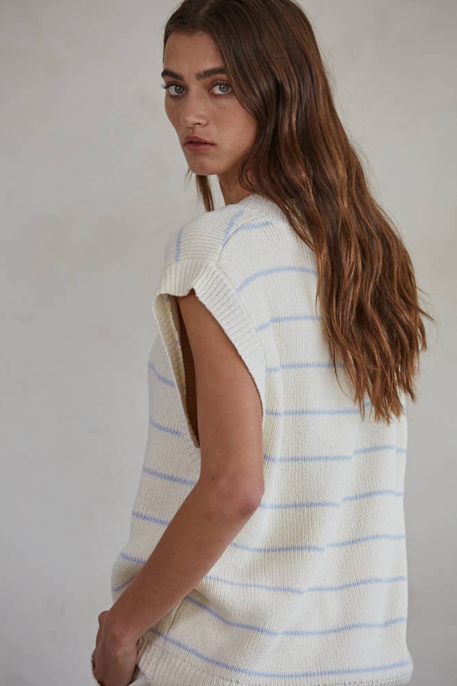 Beigefarbene Strickweste aus 100 % Baumwolle mit blauen Streifen - Elli by Lena & Lisa