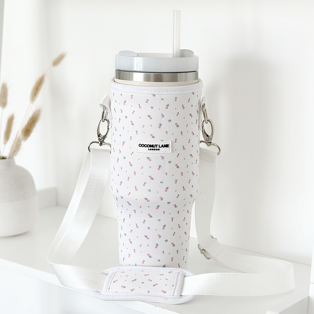 Tumbler Carry Case in Ditsy Floral White – Schützt deinen Tumbler mit Stil und sorgt für unterwegs für extra Komfort.