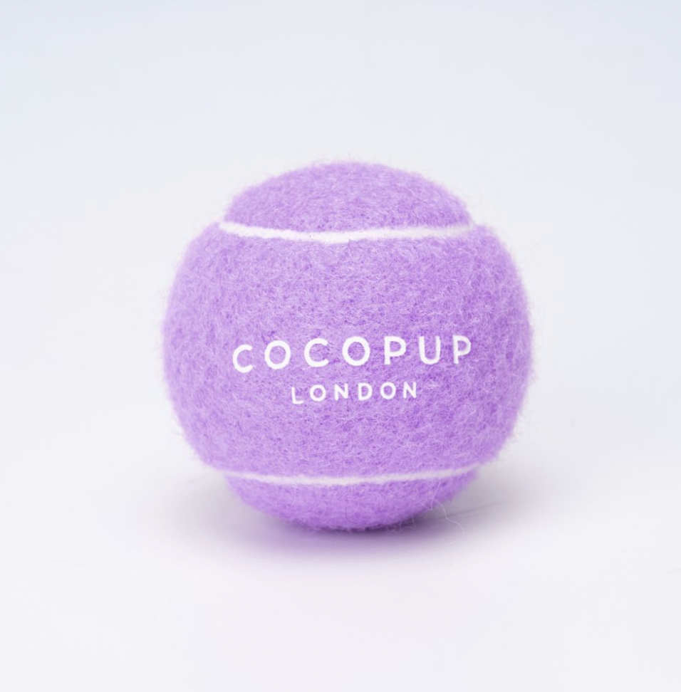 Der COCOPUP Tennisball in Lively Lilac – das perfekte Spielzeug für eine fröhliche Apportier-Runde.