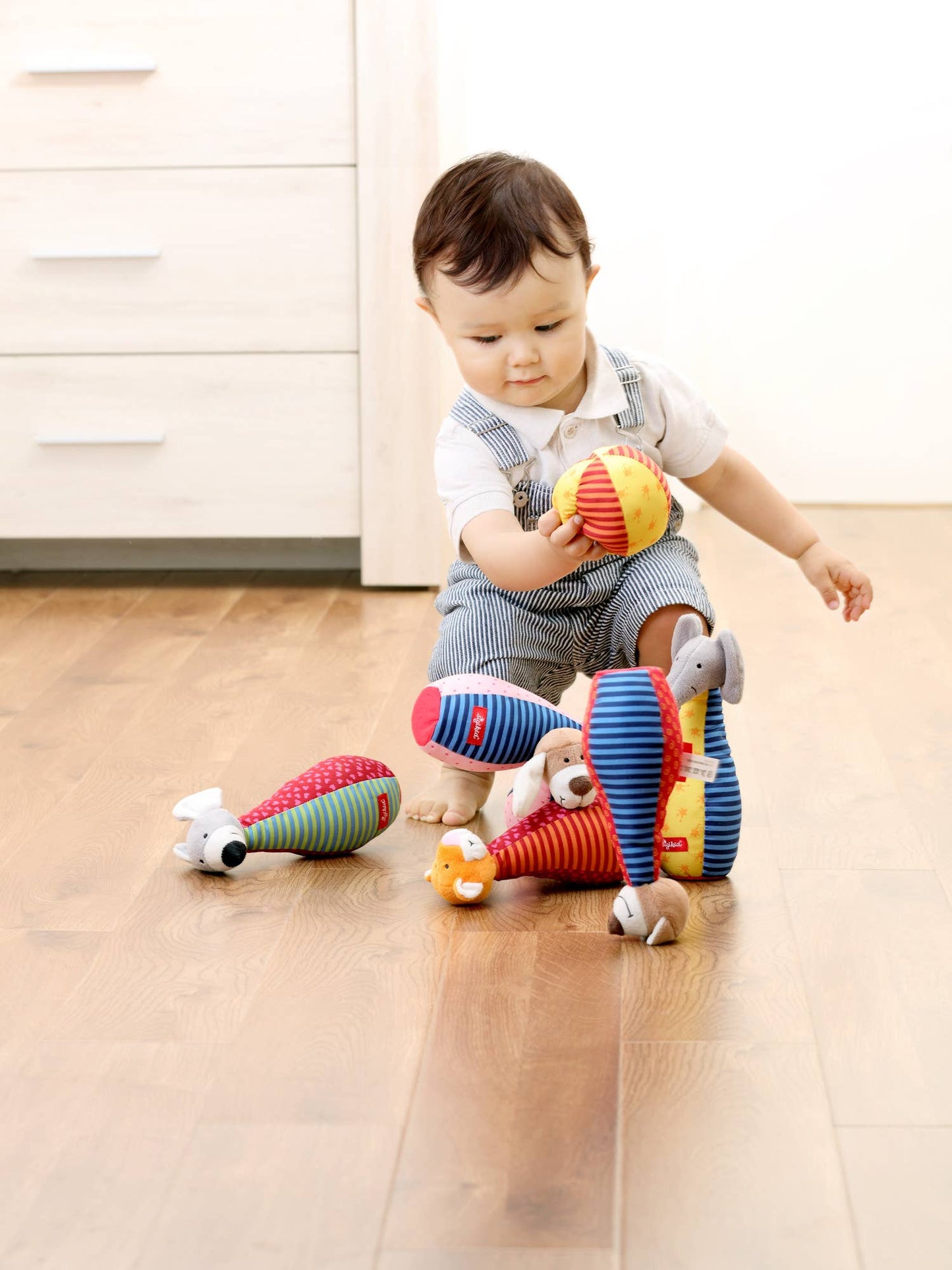 Das Kegelspiel von Sigikid bringt fröhliche Farben und Spaß in das Spielzimmer deines Kindes.