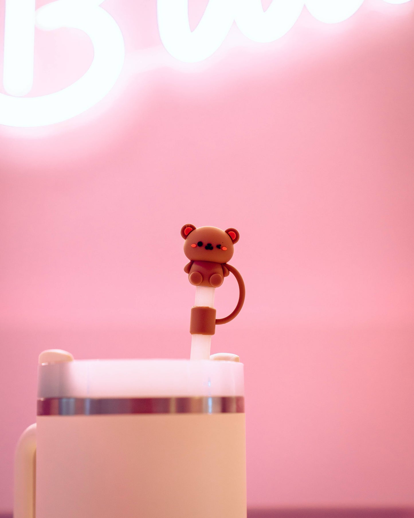 Verleihe deinem Getränk einen Hauch von Verspieltheit mit dem Teddy Bear Straw Cover – der perfekte Begleiter für jeden, der Kuscheliges liebt.