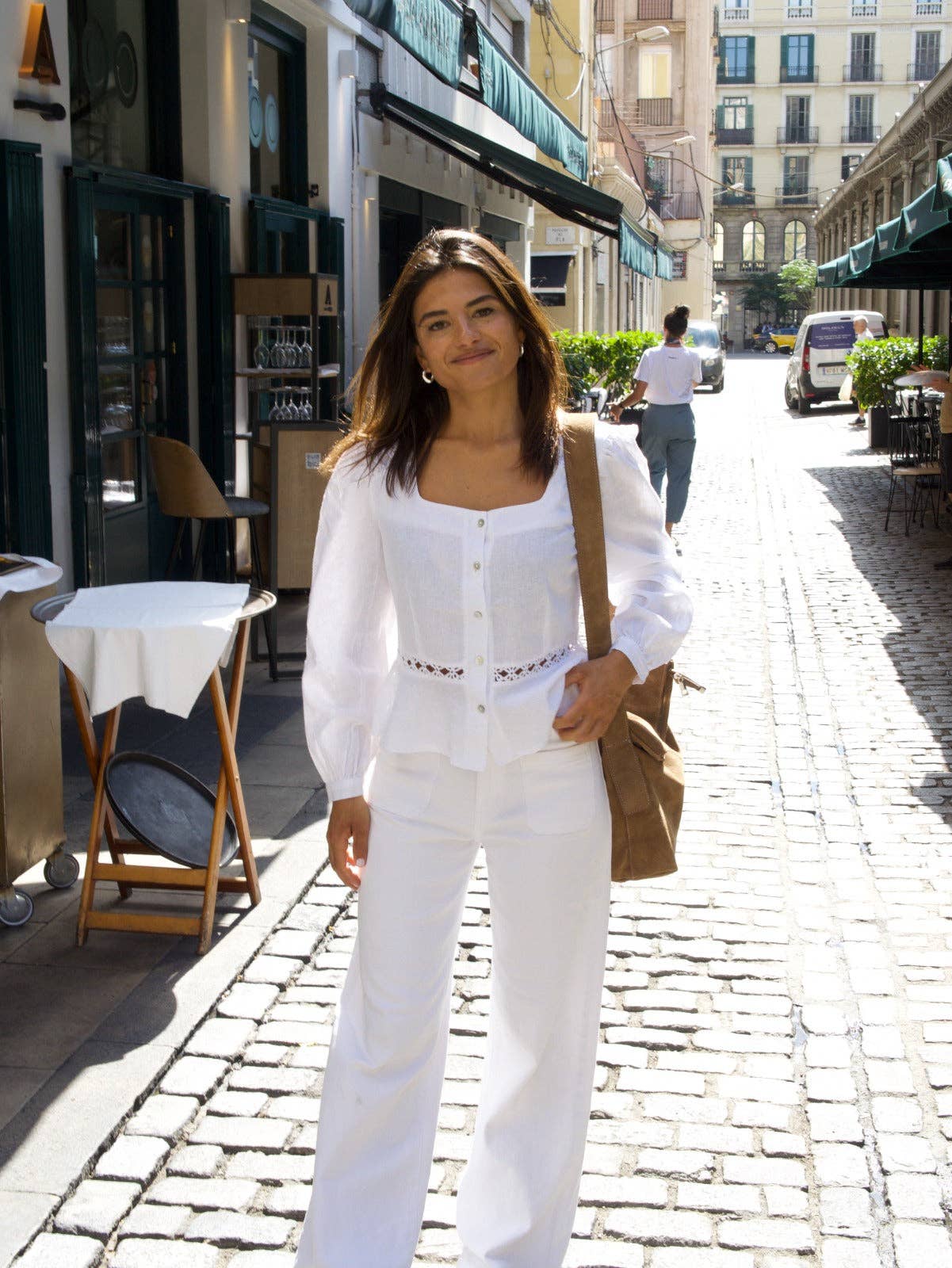 Weiße Boho-Bluse aus Baumwolle-Leinen-Mix mit Spitzenbesatz