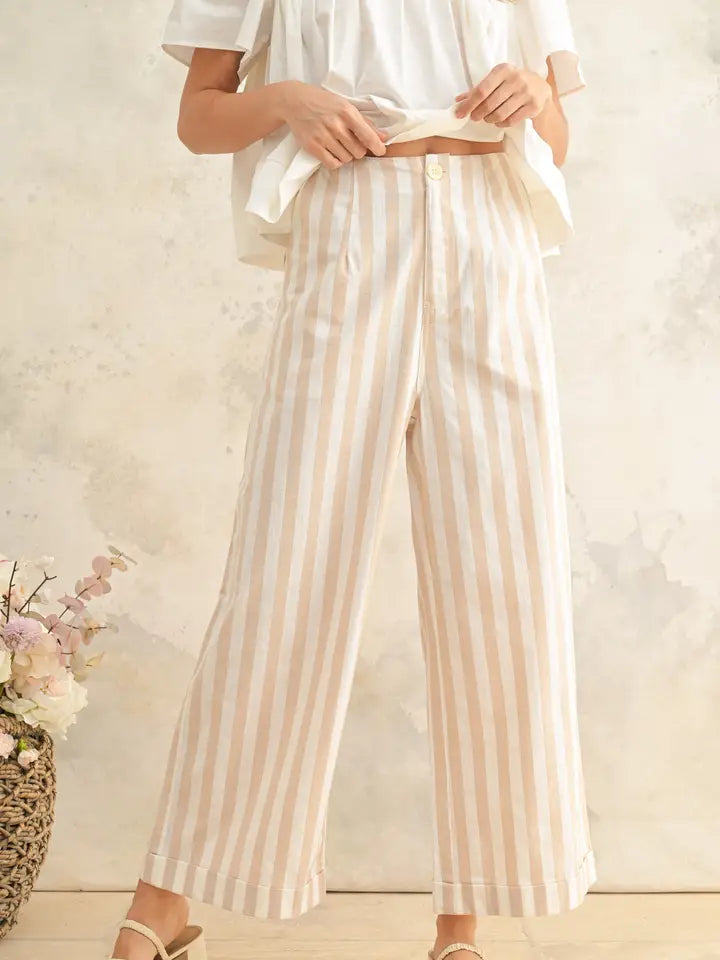 Luftige Leinenhose mit geradem Bein in sommerlicher Kombination