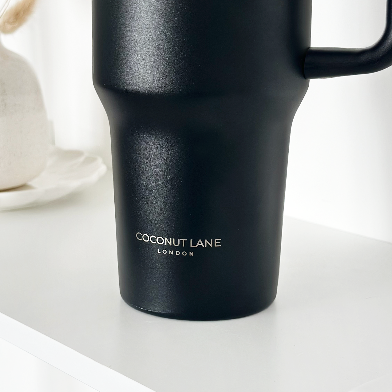 Der Stainless Steel Tumbler Onyx Black ist der perfekte Begleiter für unterwegs – stilvoll und funktional.