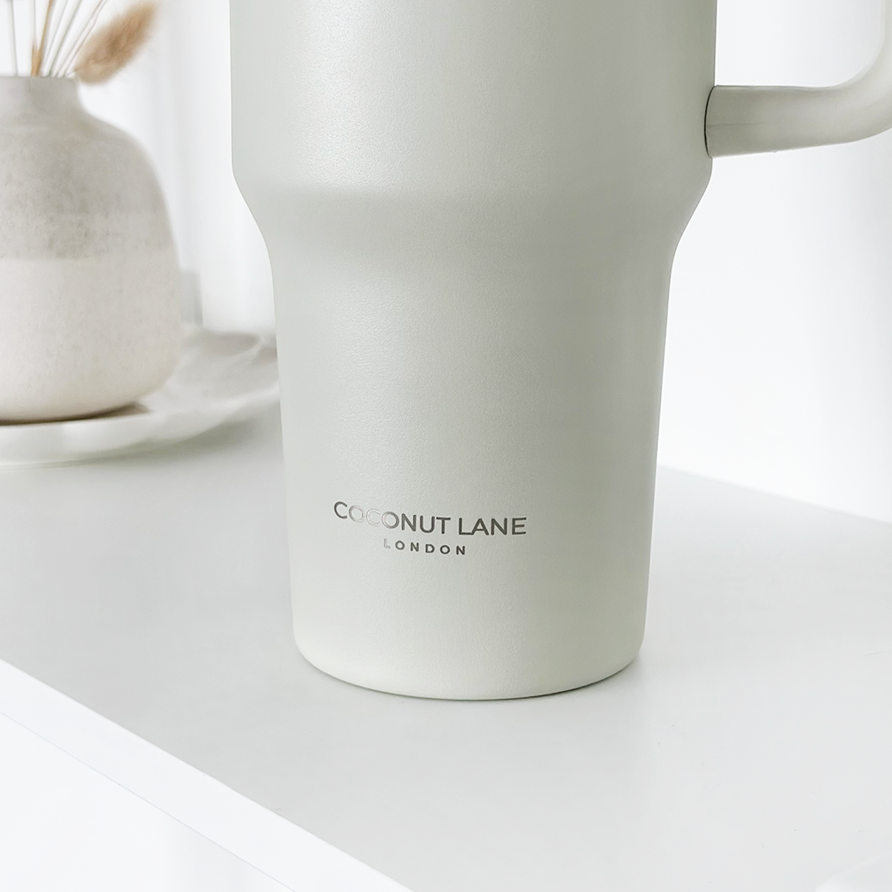 Der Stainless Steel Tumbler – Greige hält dein Getränk stundenlang auf der perfekten Temperatur.