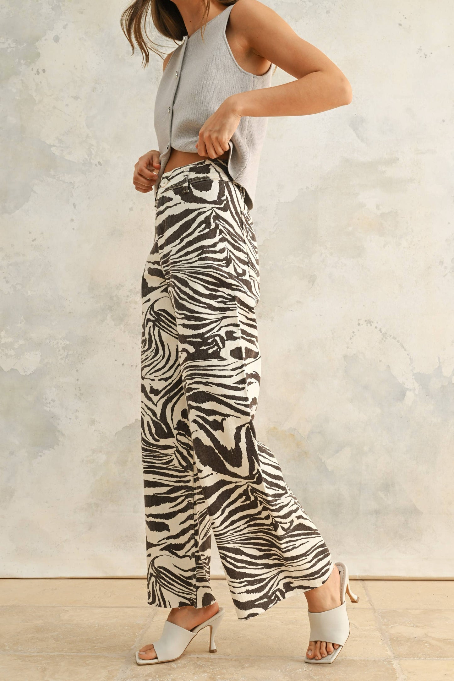 Trendige Wide-Leg-Jeans im Zebra-Print – bequem und modisch für jeden Anlass.