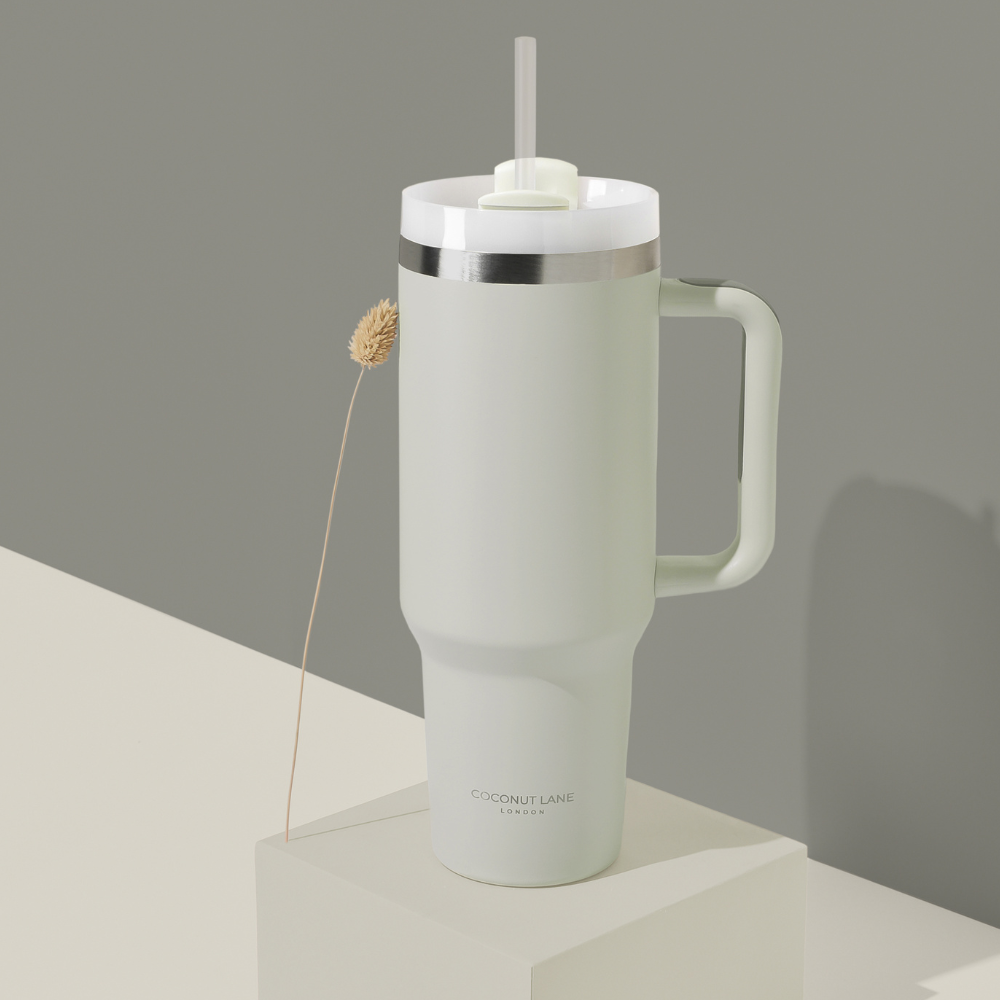 Der Stainless Steel Tumbler in Greige – eleganter Begleiter für deinen täglichen Kaffeegenuss.