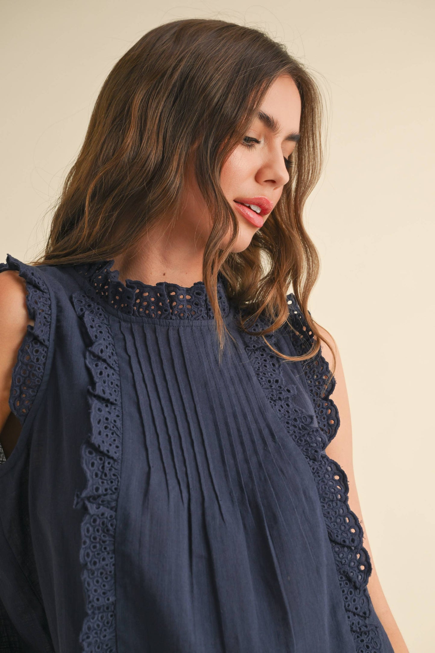Ärmellose Bluse mit Rüschen