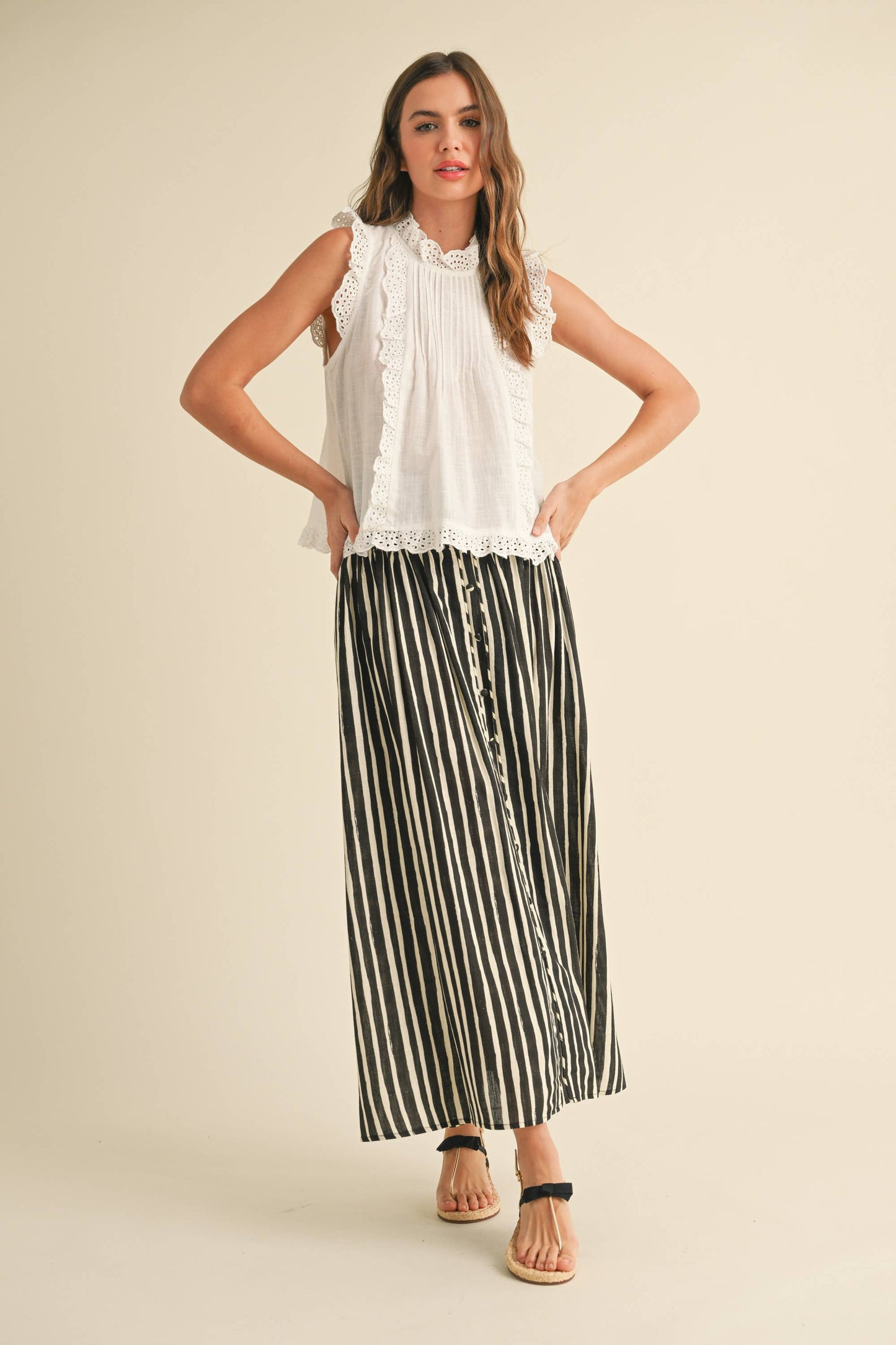 Ärmellose Bluse mit Rüschen
