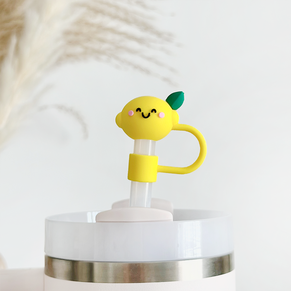 Das Happy Lemon Straw Cover schützt deinen Strohhalm hygienisch und sieht dabei absolut niedlich aus – ideal für fröhliche Schluckmoment