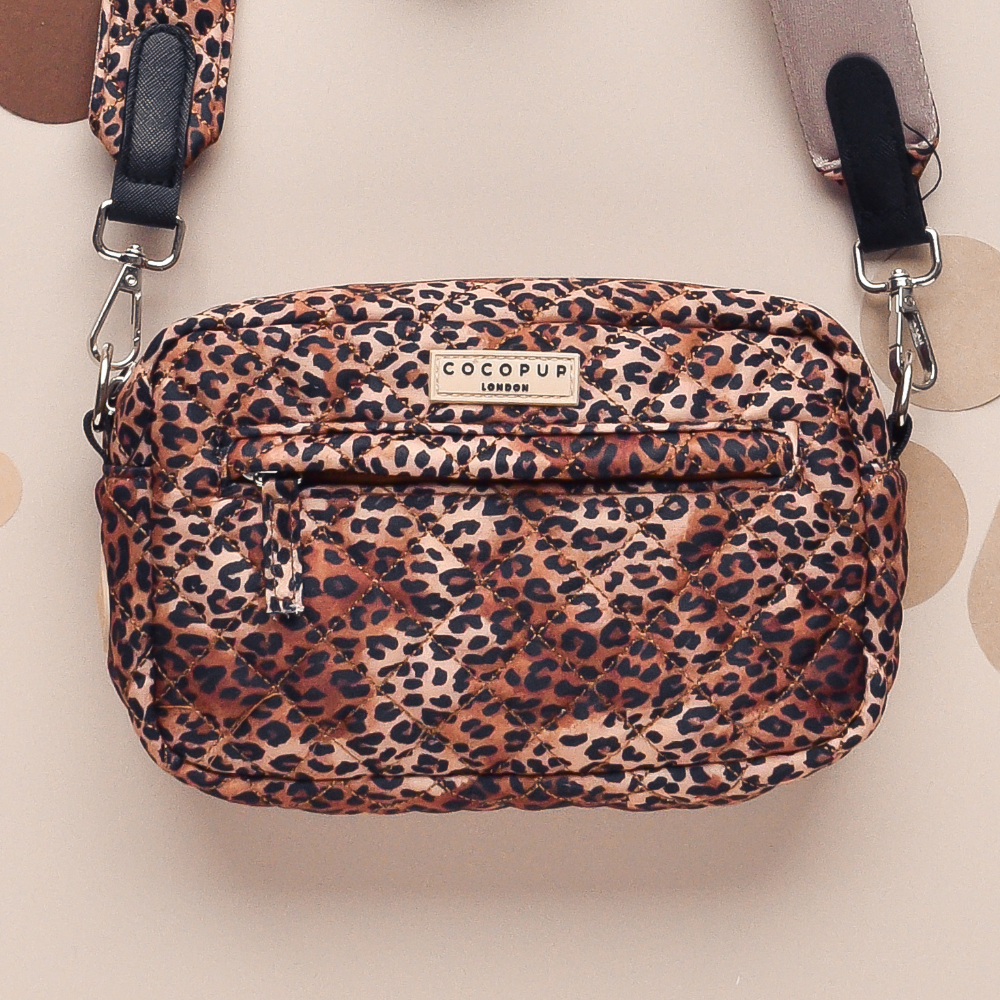 Die Leoparden-Dog-Walking-Bag in trendigem Leopardenmuster – perfekt für deinen nächsten Spaziergang mit deinem Hund.