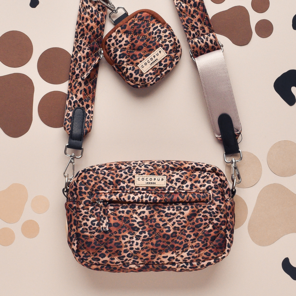 Praktische Hundebag im angesagten Leopardenprint, die sich perfekt an deinen Hundespaziergang anpasst.