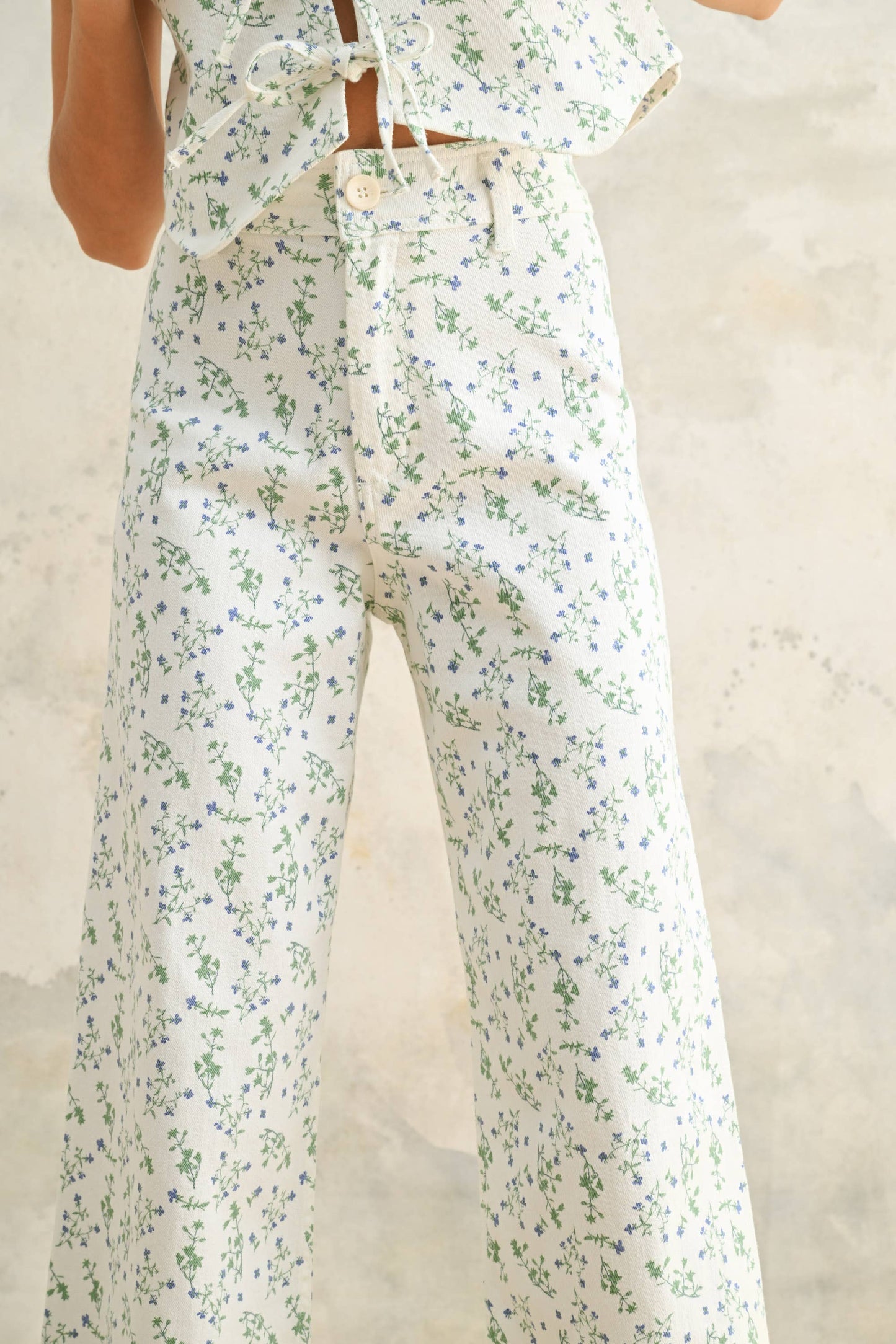 Frühlingsstyle mit Blumenprint – Die Wide-Leg-Jeans mit Blumenmuster bietet Komfort und Style für die wärmeren Monate.