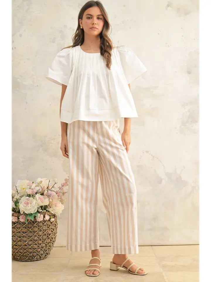 Modell trägt die gestreifte Leinenhose im lässigen Alltagslook