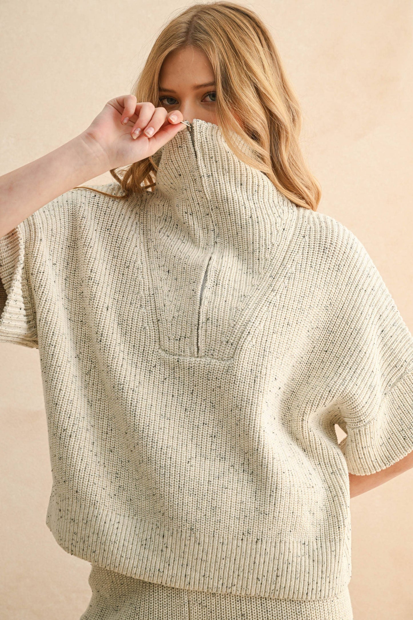 Kurzärmliger Baumwollpullover mit Reißverschlusskragen – Oversize Fit