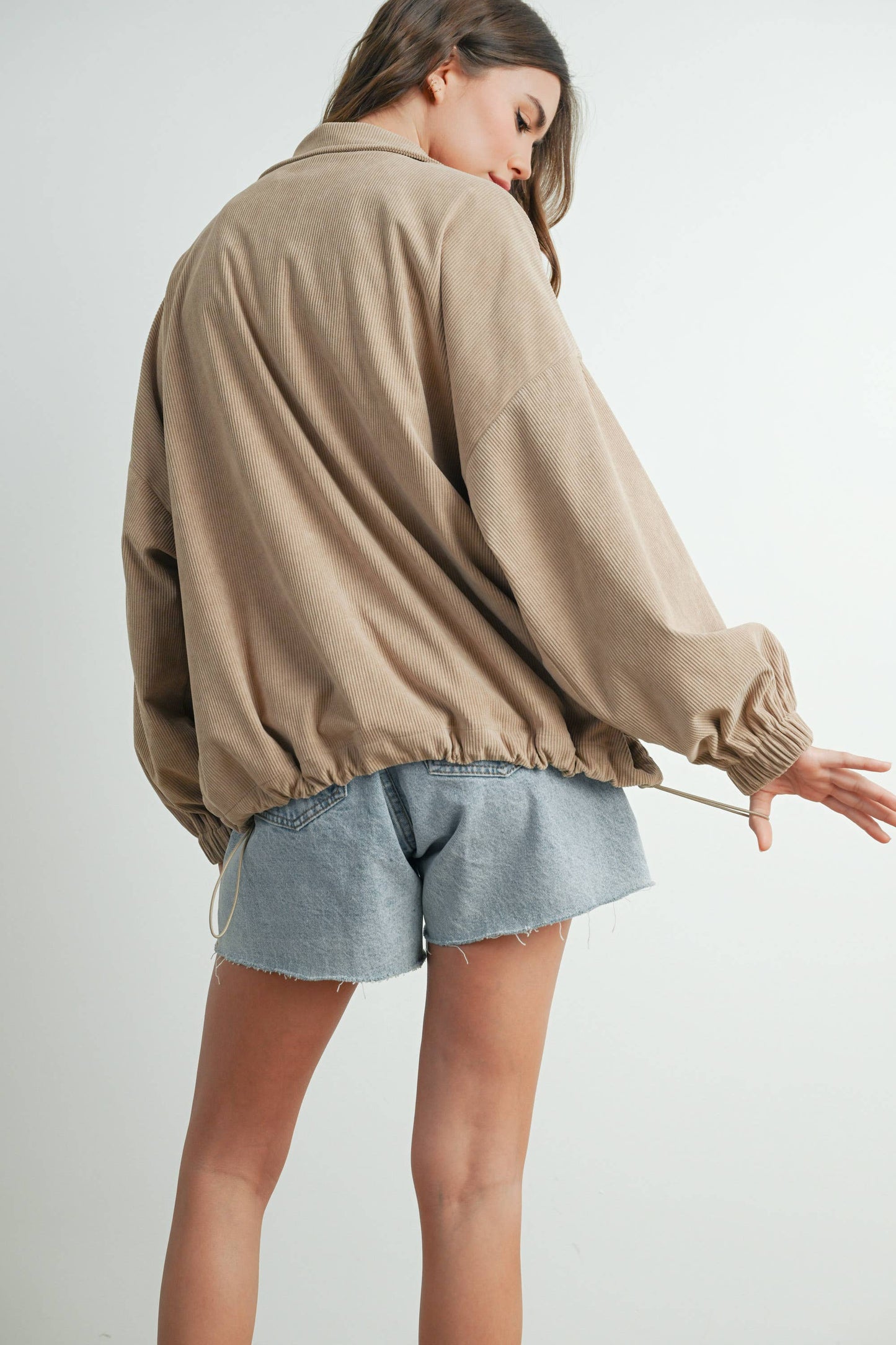 Kordelzug am Saum der Cordjacke für individuelle Passform