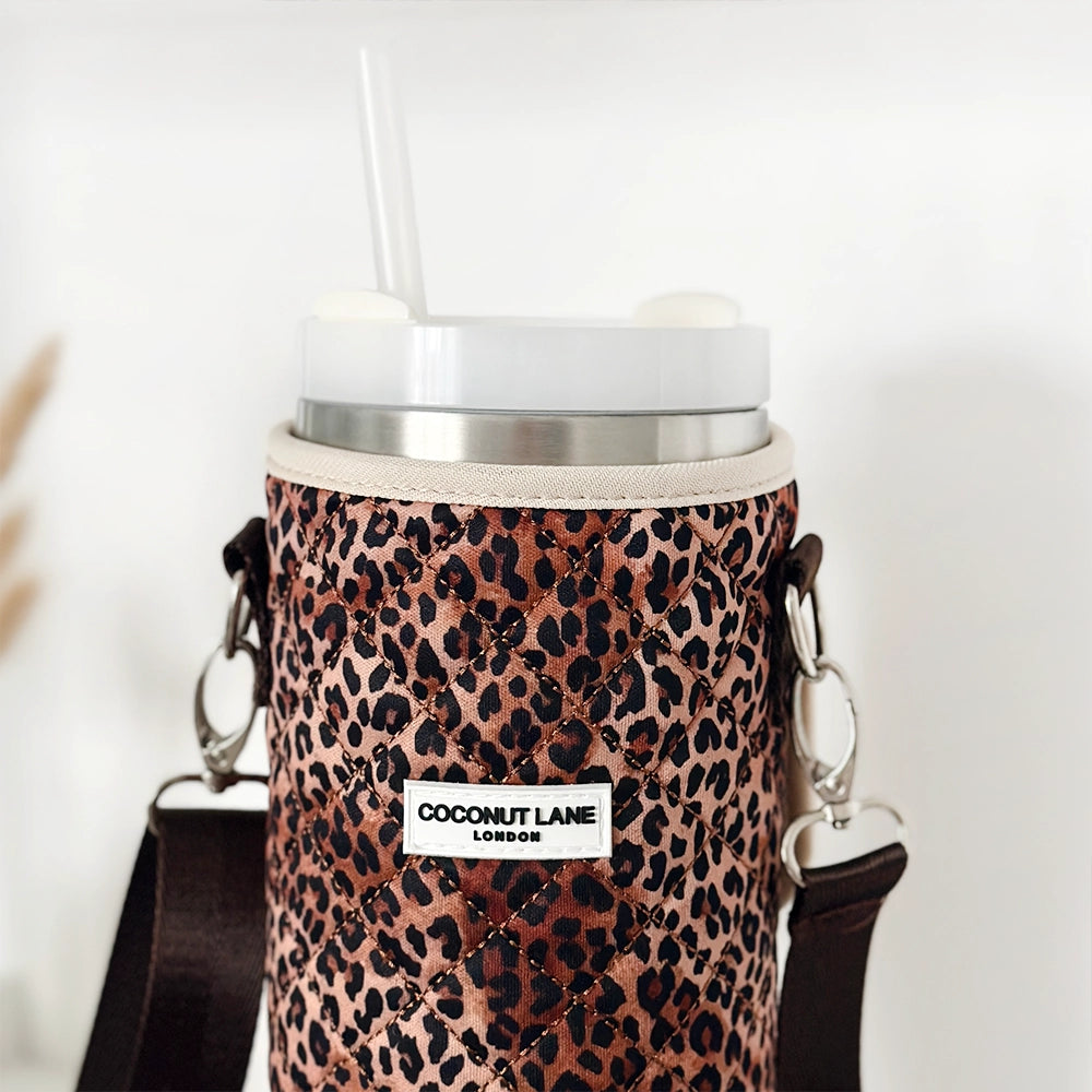 Halte deinen Edelstahlbecher sicher und schick in dieser praktischen Tragetasche im Leopardenprint von COCONUT LANE.