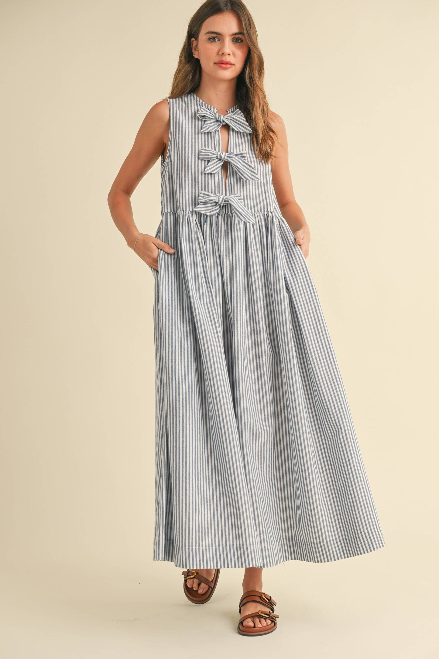 Gestreiftes Maxikleid mit Schleifen