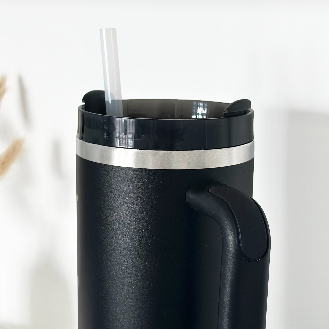 Hochwertiger Edelstahl Tumbler in tiefem Schwarz – ideal für deine täglichen Getränke.